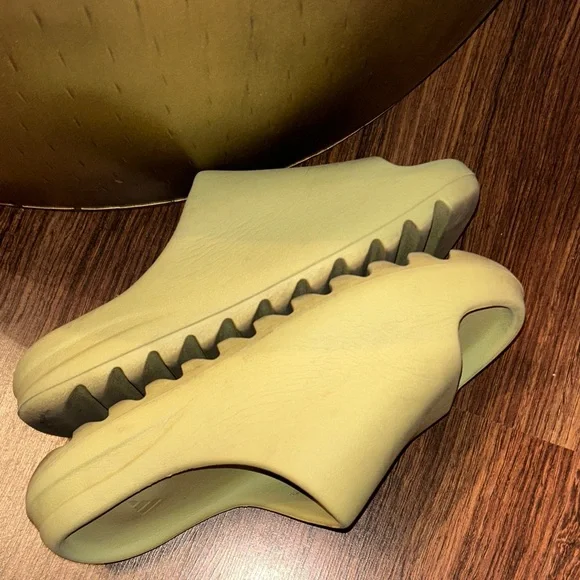 YEEZY slides - Picture 5 of 9